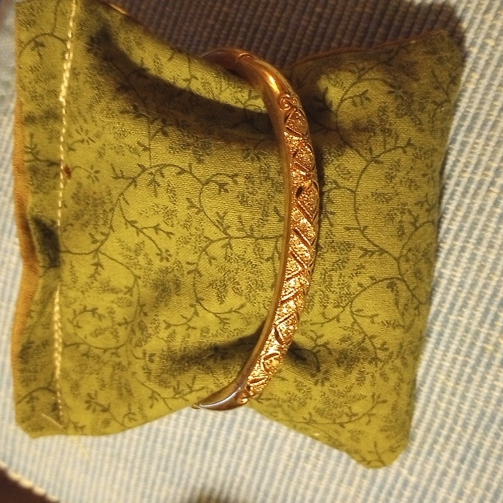 Avon Goldtone hinged Rhinestone bangle Bracelet